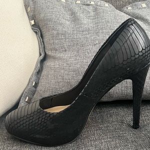 Women's 7.5  Jessica Simpson Parisah Black Rumba Snake platform stiletto heels